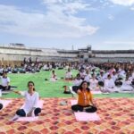 १२ व्या आंतरराष्ट्रीय योग दिनानिमित्त  बुलढाणा जिल्ह्यातील अधिकारी व कर्मचाऱ्यांनी उत्साहाने सहभाग घेत केली योगासन प्रात्यक्षिके!