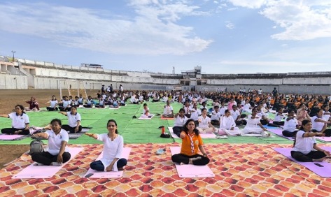 १२ व्या आंतरराष्ट्रीय योग दिनानिमित्त  बुलढाणा जिल्ह्यातील अधिकारी व कर्मचाऱ्यांनी उत्साहाने सहभाग घेत केली योगासन प्रात्यक्षिके!